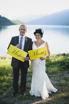 mister and missuz signs by kootenay wedding photographer electrify photography