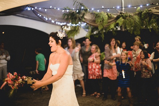 bouquet toss by kootenay wedding photographer electrify photography