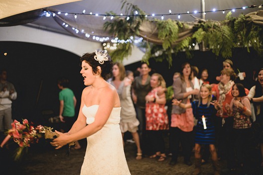 bouquet toss by kootenay wedding photographer electrify photography