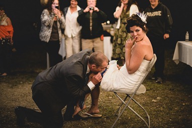 garter toss by kootenay wedding photographer electrify photography