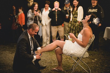 garter toss by kootenay wedding photographer electrify photography