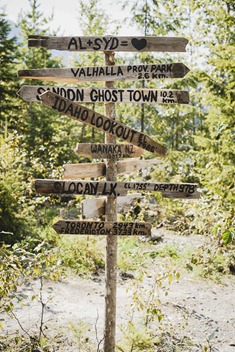 rustic direction post by kootenay wedding photographer electrify photography