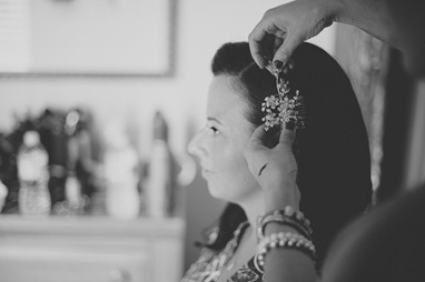 bride vintage head piece at vintage okanagan wedding by nelson, kelowna, bc, wedding photographer electrify photography