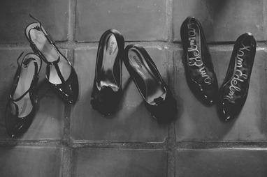 bridesmaids shoes in black and white at vintage okanagan wedding by nelson, kelowna, bc, wedding photographer electrify photography