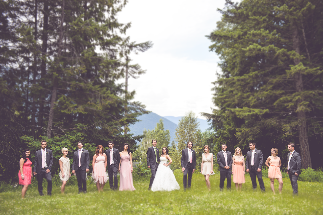 Sixteen person wedding party in Nelson, BC by Kootenay wedding photographer Electrify Photography
